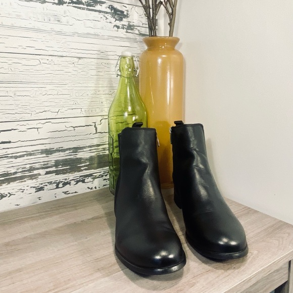 La CANADIENNE Black Leather Booties - Picture 3 of 15